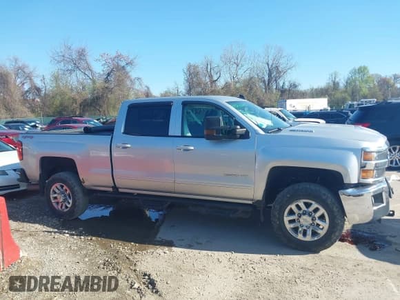 ✅ 2017 Chevrolet Silverado 2500HD LT • VIN: 1GC1KVEY7HF169306 • Lot: 41984377. Wystawiony na IAAI z przebiegiem 198 184 mil. Bezpłatny archiwum sprzedaży aukcyjnych z USA i szczegółowy raport historii pojazdu na DreamBid. Zdjęcie 13.