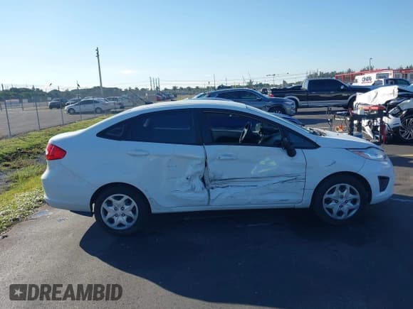 ✅ 2013 Ford Fiesta S • VIN: 3FADP4AJ6DM174403 • Lot: 43731113. Wystawiony na IAAI z przebiegiem 98 491 mil. Bezpłatny archiwum sprzedaży aukcyjnych z USA i szczegółowy raport historii pojazdu na DreamBid. Zdjęcie 13.
