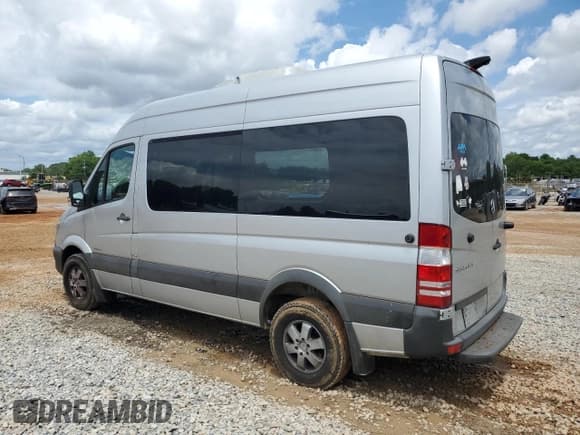 ✅ 2014 Mercedes-Benz Sprinter Passenger • VIN: WDZPE7DC6E5941945 • Lot: 58022065. Wystawiony na Copart z przebiegiem 185 199 mil. Bezpłatny archiwum sprzedaży aukcyjnych z USA i szczegółowy raport historii pojazdu na DreamBid. Zdjęcie 2.