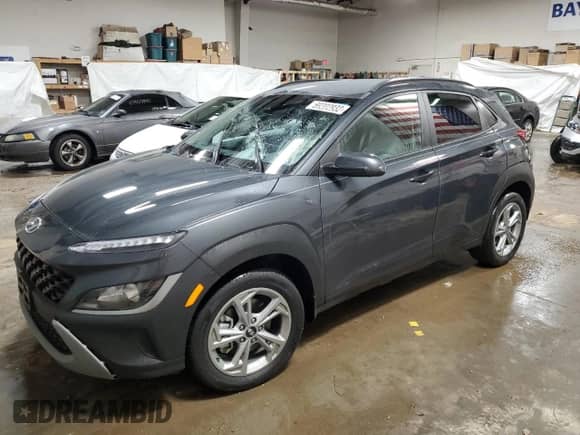 2022 Hyundai Kona SEL z VIN KM8K6CAB3NU831383, wystawiony jako Copart lot #69302932 z przebiegiem 5 052 mil mil oraz . Historia ofert i sprzedaży dostępna na DreamBid. Obrazek 1.