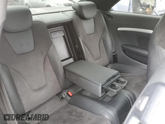 ✅ 2012 Audi S5 Premium Plus • VIN: WAUCVAFR5CA003417 • Лот: 52379785. Опубликован ранее на Copart с пробегом Не указан. Бесплатный доступ к архиву аукционных продаж из США и подробный отчёт об истории автомобиля на DreamBid. Изображение 10.