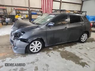 ✅ 2009 Toyota Matrix S • VIN: 2T1KE40E79C019452 • Лот: 82777315. Опубликован ранее на Copart с пробегом 173 155 миль. Бесплатный доступ к архиву аукционных продаж из США и подробный отчёт об истории автомобиля на DreamBid. Изображение 1.