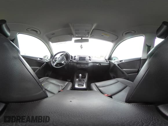 ✅ 2017 Volkswagen Tiguan S • VIN: WVGBV7AX4HK002215 • Lot: 42440129. Wystawiony na IAAI z przebiegiem 174 529 mil. Bezpłatny archiwum sprzedaży aukcyjnych z USA i szczegółowy raport historii pojazdu na DreamBid. Zdjęcie 19.