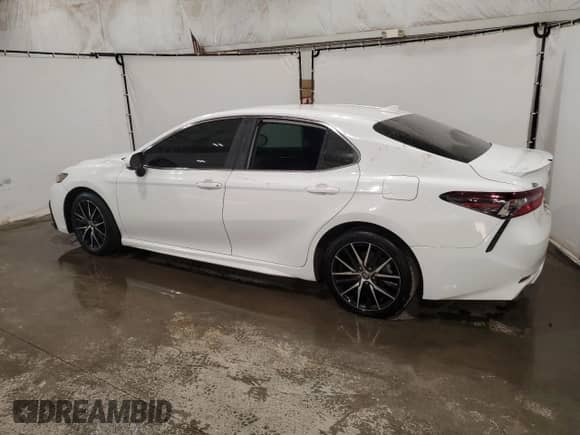 2022 Toyota Camry SE z VIN 4T1G11AKXNU664674, wystawiony jako Copart lot #68319575 z przebiegiem 62 490 mil mil oraz Czysty tytuł • Clean title. Historia ofert i sprzedaży dostępna na DreamBid. Obrazek 2.