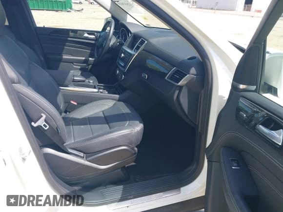 ✅ 2015 Mercedes-Benz M 400 • VIN: 4JGDA5GB6FA534279 • Lot: 42653610. Wystawiony na IAAI z przebiegiem 101 940 mil. Bezpłatny archiwum sprzedaży aukcyjnych z USA i szczegółowy raport historii pojazdu na DreamBid. Zdjęcie 5.