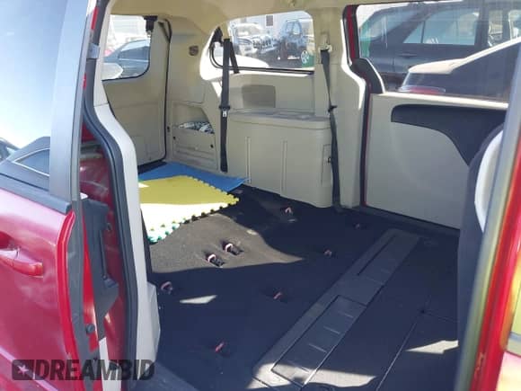 2012 Dodge Grand Caravan SXT z VIN 2C4RDGCG2CR203463, wystawiony jako IAAI lot #43425555 z przebiegiem 142 039 mil mil oraz . Historia ofert i sprzedaży dostępna na DreamBid. Obrazek 8.