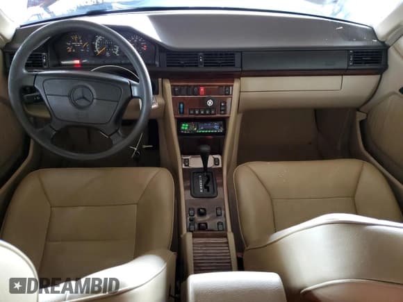 ✅ 1995 Mercedes-Benz E 320 • VIN: WDBEA66E3SC172340 • Lot: 93621365. Wystawiony na Copart z przebiegiem 114 520 mil. Bezpłatny archiwum sprzedaży aukcyjnych z USA i szczegółowy raport historii pojazdu na DreamBid. Zdjęcie 8.