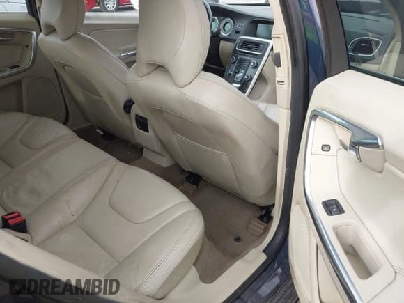 ✅ 2011 Volvo S60 • VIN: YV1902FH2B2005721 • Lot: 43147295. Wystawiony na IAAI z przebiegiem 144 588 mil. Bezpłatny archiwum sprzedaży aukcyjnych z USA i szczegółowy raport historii pojazdu na DreamBid. Zdjęcie 8.