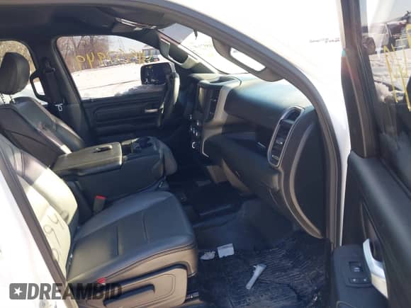 2022 Ram 1500 Tradesman z VIN 1C6SRFNT3NN211411, wystawiony jako IAAI lot #41557949 z przebiegiem 93 013 mil mil oraz . Historia ofert i sprzedaży dostępna na DreamBid. Obrazek 5.