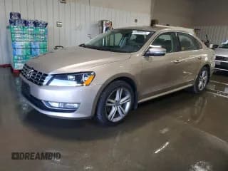 ✅ 2015 Volkswagen Passat SE • VIN: 1VWBV7A31FC065715 • Lot: 92909525. Wystawiony na Copart z przebiegiem 158 703 mil. Bezpłatny archiwum sprzedaży aukcyjnych z USA i szczegółowy raport historii pojazdu na DreamBid. Zdjęcie 1.
