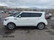 ✅ 2018 Kia Soul + • VIN: KNDJP3A54J7528015 • Лот: 43851506. Опубликован ранее на IAAI с пробегом 69 141 миль. Бесплатный доступ к архиву аукционных продаж из США и подробный отчёт об истории автомобиля на DreamBid. Изображение 14.