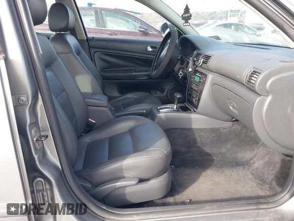 ✅ 2005 Volkswagen Passat GLS • VIN: WVWAD63B25P033847 • Lot: 41346960. Wystawiony na IAAI z przebiegiem 114 966 mil. Bezpłatny archiwum sprzedaży aukcyjnych z USA i szczegółowy raport historii pojazdu na DreamBid. Zdjęcie 5.