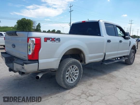 ✅ 2019 Ford F-250 XL • VIN: 1FT7W2B60KEE66463 • Lot: 43136932. Wystawiony na IAAI z przebiegiem 203 215 mil. Bezpłatny archiwum sprzedaży aukcyjnych z USA i szczegółowy raport historii pojazdu na DreamBid. Zdjęcie 4.