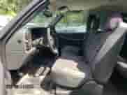 2005 Chevrolet Silverado 1500 LS z VIN 1GCEK19T35E177042, wystawiony jako Copart lot #70956164 z przebiegiem 84 434 mil mil oraz Czysty tytuł • Clean title. Historia ofert i sprzedaży dostępna na DreamBid. Obrazek 7.