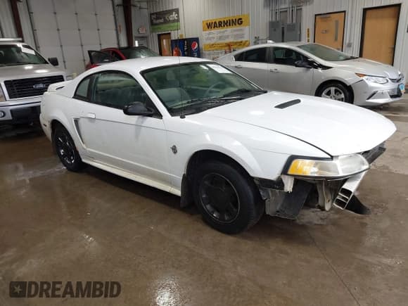 ✅ 1999 Ford Mustang • VIN: 1FAFP4048XF118956 • Lot: 43219945. Wystawiony na IAAI z przebiegiem 121 741 mil. Bezpłatny archiwum sprzedaży aukcyjnych z USA i szczegółowy raport historii pojazdu na DreamBid. Zdjęcie 1.