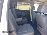✅ 2018 Chevrolet Suburban LT • VIN: 1GNSKHKC7JR313317 • Lot: 43565122. Wystawiony na IAAI z przebiegiem 123 772 mil. Bezpłatny archiwum sprzedaży aukcyjnych z USA i szczegółowy raport historii pojazdu na DreamBid. Zdjęcie 8.