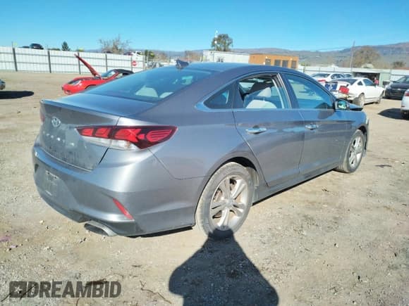 ✅ 2018 Hyundai Sonata Limited • VIN: 5NPE34AF8JH633180 • Lot: 38239353. Listed on Copart with 67,567 mi. Free auction sales archive from the USA and detailed vehicle history report at DreamBid. Image 3.
