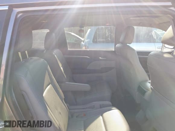 ✅ 2018 Toyota Highlander Limited Platinum • VIN: 5TDDZRFH8JS488749 • Lot: 43468401. Wystawiony na IAAI z przebiegiem 86 758 mil. Bezpłatny archiwum sprzedaży aukcyjnych z USA i szczegółowy raport historii pojazdu na DreamBid. Zdjęcie 8.