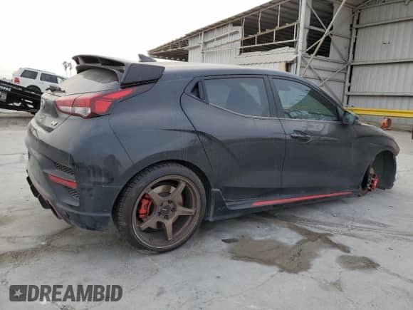 ✅ 2022 Hyundai Veloster • VIN: KMHT36AH7NU013979 • Lot: 49101225. Wystawiony na Copart z przebiegiem 26 474 mil mil. Skorzystaj z bezpłatnego archiwum sprzedaży aukcyjnych z USA i zobacz szczegółowy raport historii pojazdu na DreamBid. Zdjęcie 3.