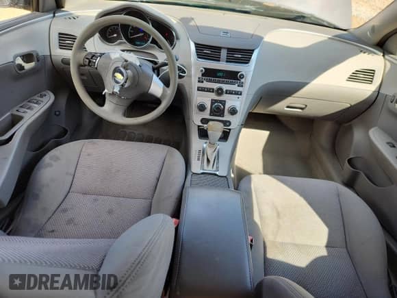 2010 Chevrolet Malibu 1FL z VIN 1G1ZA5E02AF278450, wystawiony jako Copart lot #85940915 z przebiegiem 156 562 mil mil oraz Szkoda całkowita • Salvage title. Historia ofert i sprzedaży dostępna na DreamBid. Obrazek 8.