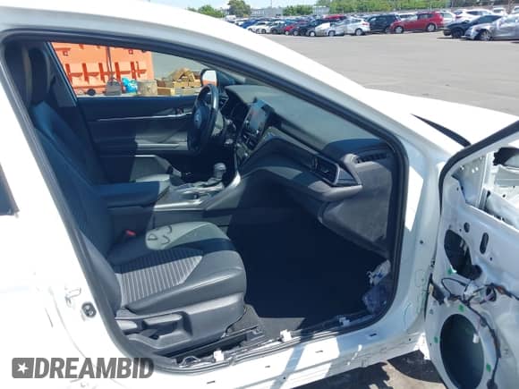 2022 Toyota Camry SE z VIN 4T1G11AK5NU075077, wystawiony jako IAAI lot #42359500 z przebiegiem 35 938 mil mil oraz . Historia ofert i sprzedaży dostępna na DreamBid. Obrazek 5.