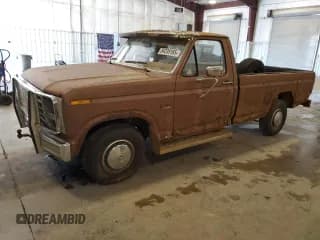 ✅ 1985 Ford F-150 • VIN: 1FTDF15Y5FPB54420 • Lot: 84239165. Wystawiony na Copart z przebiegiem 83 322 mil. Bezpłatny archiwum sprzedaży aukcyjnych z USA i szczegółowy raport historii pojazdu na DreamBid. Zdjęcie 1.