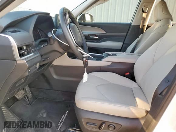 ✅ 2024 Toyota Highlander XLE • VIN: 5TDAAAA55RS006050 • Lot: 85152595. Wystawiony na Copart z przebiegiem 26 677 mil. Bezpłatny archiwum sprzedaży aukcyjnych z USA i szczegółowy raport historii pojazdu na DreamBid. Zdjęcie 7.