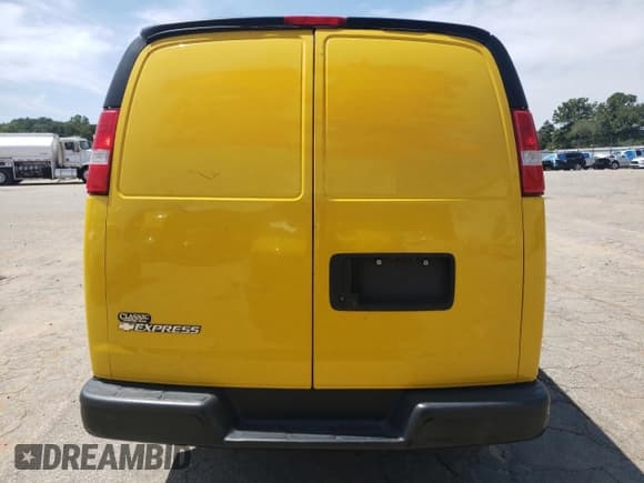 ✅ 2020 Chevrolet Express Cargo • VIN: 1GCWGAFP2L1225311 • Lot: 67406355. Wystawiony na Copart z przebiegiem 87 493 mil. Bezpłatny archiwum sprzedaży aukcyjnych z USA i szczegółowy raport historii pojazdu na DreamBid. Zdjęcie 6.