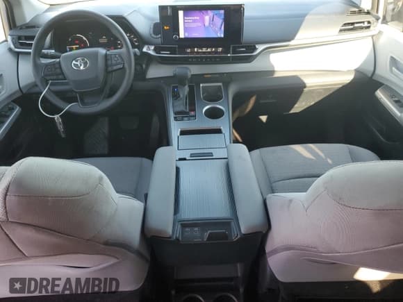 ✅ 2025 Toyota Sienna LE • VIN: 5TDKRKEC9SS236224 • Lot: 86702705. Listed on Copart with 19,997 mi. Free auction sales archive from the USA and detailed vehicle history report at DreamBid. Image 8.