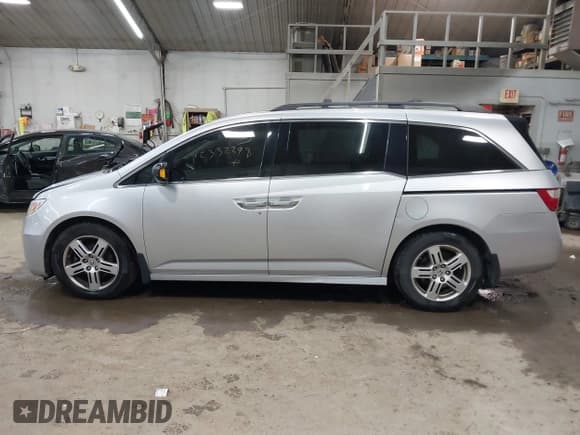 ✅ 2012 Honda Odyssey Touring • VIN: 5FNRL5H99CB052361 • Lot: 42332298. Listed on IAAI with 185,914 mi. Free auction sales archive from the USA and detailed vehicle history report at DreamBid. Image 14.