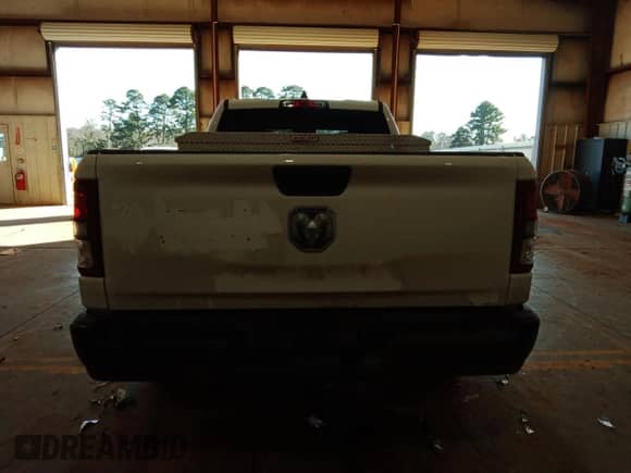 2023 Ram 1500 Tradesman z VIN 1C6RRENT3PN579230, wystawiony jako Copart lot #88556905 z przebiegiem 33 699 mil mil oraz Szkoda całkowita • Salvage title. Historia ofert i sprzedaży dostępna na DreamBid. Obrazek 6.