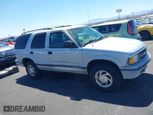 ✅ 1995 Chevrolet Blazer • VIN: 1GNDT13W2S2203162 • Lot: 42863351. Wystawiony na IAAI z przebiegiem 139 555 mil. Bezpłatny archiwum sprzedaży aukcyjnych z USA i szczegółowy raport historii pojazdu na DreamBid. Zdjęcie 13.