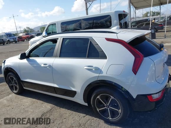 ✅ 2025 Kia Niro SX • VIN: KNDCT3LE3S5219148 • Lot: 42202253. Wystawiony na IAAI z przebiegiem 24 337 mil. Bezpłatny archiwum sprzedaży aukcyjnych z USA i szczegółowy raport historii pojazdu na DreamBid. Zdjęcie 14.