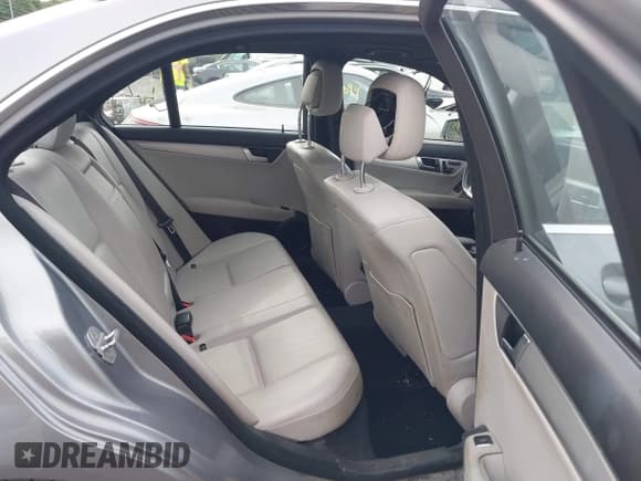 ✅ 2012 Mercedes-Benz C 300 Sport • VIN: WDDGF8BB5CR225904 • Lot: 43010982. Wystawiony na IAAI z przebiegiem 90 115 mil. Bezpłatny archiwum sprzedaży aukcyjnych z USA i szczegółowy raport historii pojazdu na DreamBid. Zdjęcie 8.