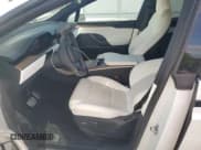 ✅ 2022 Tesla Model X • VIN: 7SAXCBE58NF340465 • Lot: 62989015. Wystawiony na Copart z przebiegiem 21 186 mil. Bezpłatny archiwum sprzedaży aukcyjnych z USA i szczegółowy raport historii pojazdu na DreamBid. Zdjęcie 7.