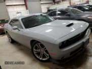 ✅ 2022 Dodge Challenger R/T • VIN: 2C3CDZBT8NH144352 • Lot: 44804763. Wystawiony na Copart z przebiegiem 19 974 mil. Bezpłatny archiwum sprzedaży aukcyjnych z USA i szczegółowy raport historii pojazdu na DreamBid. Zdjęcie 4.