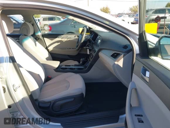 2017 Hyundai Sonata 2.4L z VIN 5NPE24AF9HH449427, wystawiony jako IAAI lot #43480524 z przebiegiem 65 025 mil mil oraz . Historia ofert i sprzedaży dostępna na DreamBid. Obrazek 5.