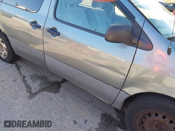 ✅ 2000 Toyota Sienna LE • VIN: 4T3ZF13C4YU296651 • Lot: 43770511. Listed on IAAI with 164,209 mi. Free auction sales archive from the USA and detailed vehicle history report at DreamBid. Image 6.