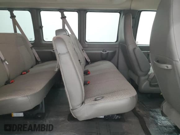 ✅ 2025 Chevrolet Express Passenger LT • VIN: 1GAZGPFP6S1253491 • Lot: 93640925. Wystawiony na Copart z przebiegiem 3 575 mil. Bezpłatny archiwum sprzedaży aukcyjnych z USA i szczegółowy raport historii pojazdu na DreamBid. Zdjęcie 11.