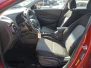 ✅ 2022 Hyundai Kona SE • VIN: KM8K22AB3NU856922 • Лот: 85937535. Опубликован ранее на Copart с пробегом 111 934 миль. Бесплатный доступ к архиву аукционных продаж из США и подробный отчёт об истории автомобиля на DreamBid. Изображение 7.