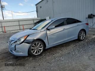✅ 2013 Hyundai Sonata SE • VIN: 5NPEC4ACXDH599141 • Lot: 75869174. Wystawiony na Copart z przebiegiem 268 078 mil. Bezpłatny archiwum sprzedaży aukcyjnych z USA i szczegółowy raport historii pojazdu na DreamBid. Zdjęcie 1.