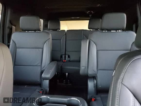 2024 Chevrolet Suburban LT z VIN 1GNSCCKDXRR331850, wystawiony jako Copart lot #79974784 z przebiegiem 4 611 mil mil oraz Czysty tytuł • Clean title. Historia ofert i sprzedaży dostępna na DreamBid. Obrazek 10.