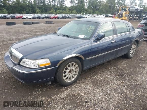 ✅ 2003 Lincoln Town Car Signature • VIN: 1LNHM82W03Y636961 • Lot: 43324475. Listed on IAAI with Not provided. Free auction sales archive from the USA and detailed vehicle history report at DreamBid. Image 2.