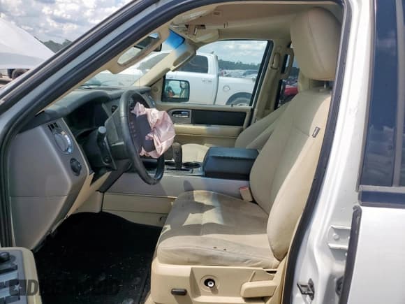 ✅ 2015 Ford Expedition XLT • VIN: 1FMJU1HT8FEF25117 • Lot: 68664715. Wystawiony na Copart z przebiegiem 147 510 mil. Bezpłatny archiwum sprzedaży aukcyjnych z USA i szczegółowy raport historii pojazdu na DreamBid. Zdjęcie 7.