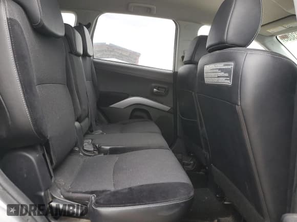 ✅ 2010 Mitsubishi Outlander XLS • VIN: JA4JT4AX5AZ002798 • Lot: 49733035. Listed on Copart with 106,326 mi. Free auction sales archive from the USA and detailed vehicle history report at DreamBid. Image 11.