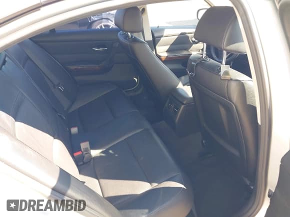 ✅ 2011 BMW 3 Series 328i • VIN: WBAPH5G57BNM83236 • Lot: 43295180. Wystawiony na IAAI z przebiegiem 101 914 mil. Bezpłatny archiwum sprzedaży aukcyjnych z USA i szczegółowy raport historii pojazdu na DreamBid. Zdjęcie 8.