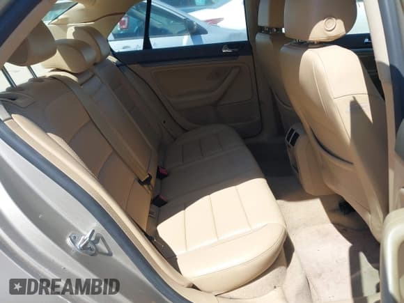 ✅ 2005 Volkswagen Jetta 2.5L • VIN: 3VWSG71KX5M608221 • Lot: 42071492. Wystawiony na IAAI z przebiegiem 83 903 mil. Bezpłatny archiwum sprzedaży aukcyjnych z USA i szczegółowy raport historii pojazdu na DreamBid. Zdjęcie 8.