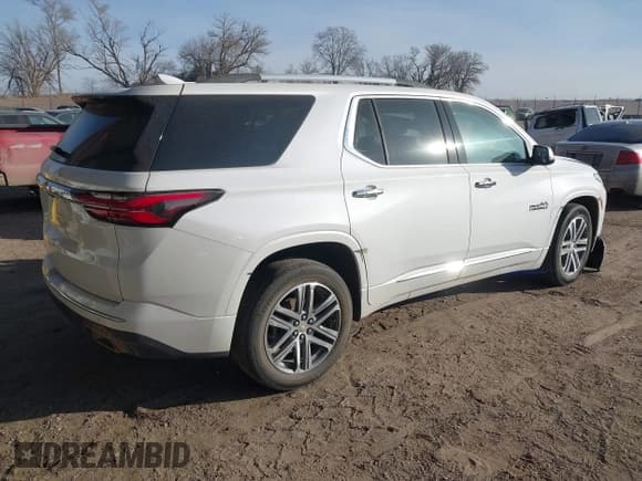 ✅ 2023 Chevrolet Traverse High Country • VIN: 1GNEVNKW5PJ216797 • Lot: 41479227. Wystawiony na IAAI z przebiegiem 45 527 mil. Bezpłatny archiwum sprzedaży aukcyjnych z USA i szczegółowy raport historii pojazdu na DreamBid. Zdjęcie 4.