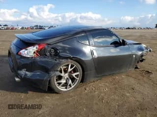 ✅ 2013 Nissan 370Z • VIN: JN1AZ4EH8DM382277 • Лот: 39709824. Опубликован ранее на Copart с пробегом 118 925 миль. Бесплатный доступ к архиву аукционных продаж из США и подробный отчёт об истории автомобиля на DreamBid. Изображение 3.