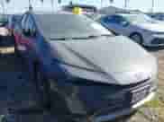 2023 Toyota Prius LE z VIN JTDACAAUXP3006206, wystawiony jako IAAI lot #42047362 z przebiegiem 36 206 mil mil oraz . Historia ofert i sprzedaży dostępna na DreamBid. Obrazek 1.